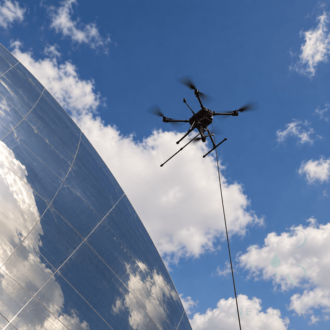 Entretien par drone de façade miroir et verrière architecturale inclinée